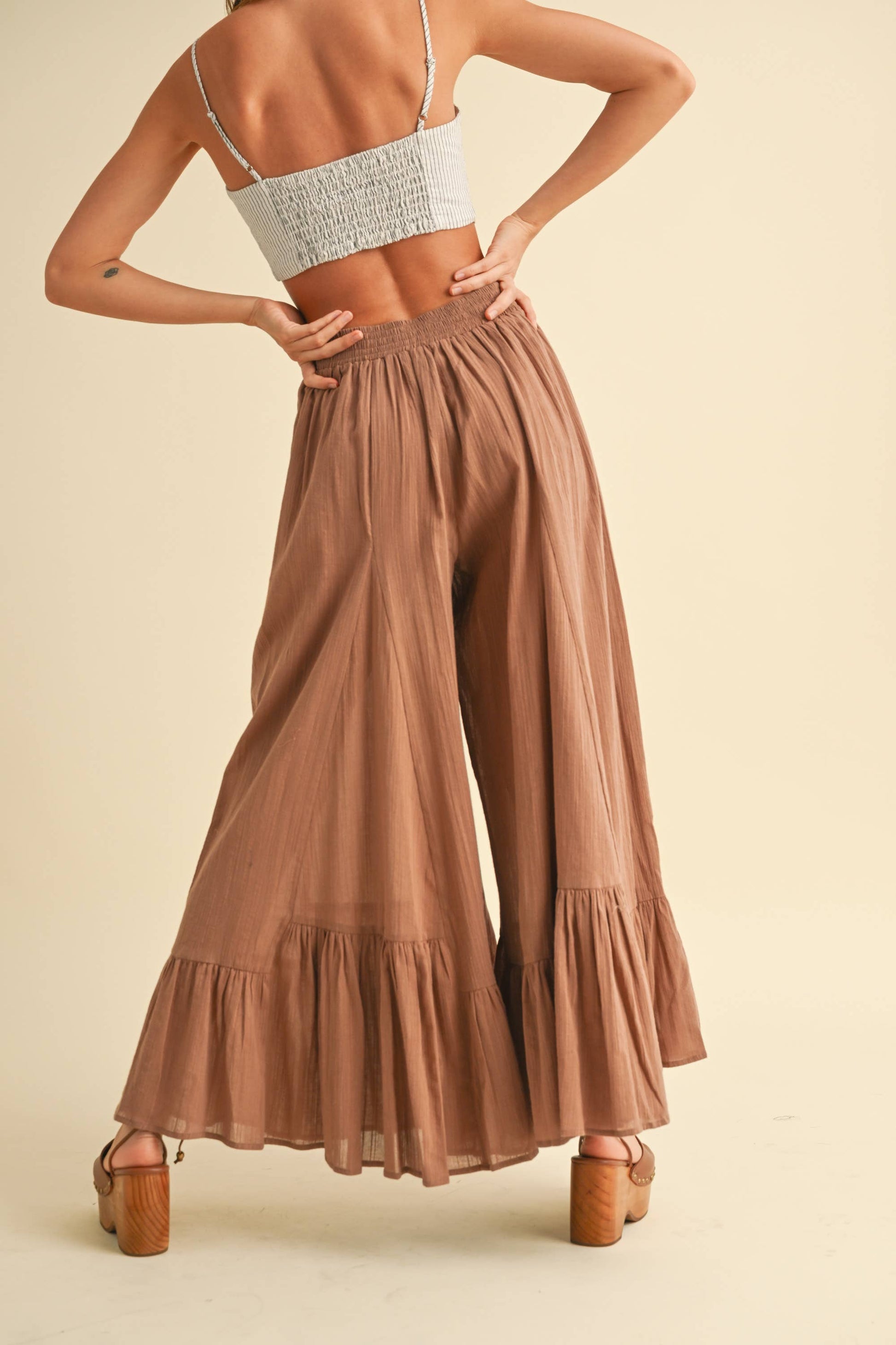 Braune Hose mit weitem Schnitt und süßen Rüschen am Saum aus 100 % Baumwolle – Perfekt für den Alltag und für warme Sommertage.