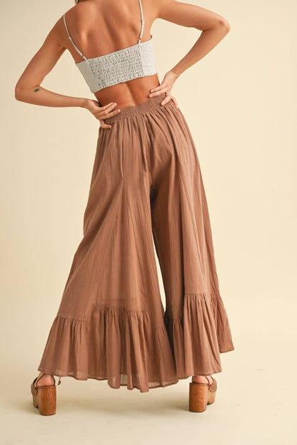 Braune Hose mit weitem Schnitt und süßen Rüschen am Saum aus 100 % Baumwolle – Perfekt für den Alltag und für warme Sommertage.