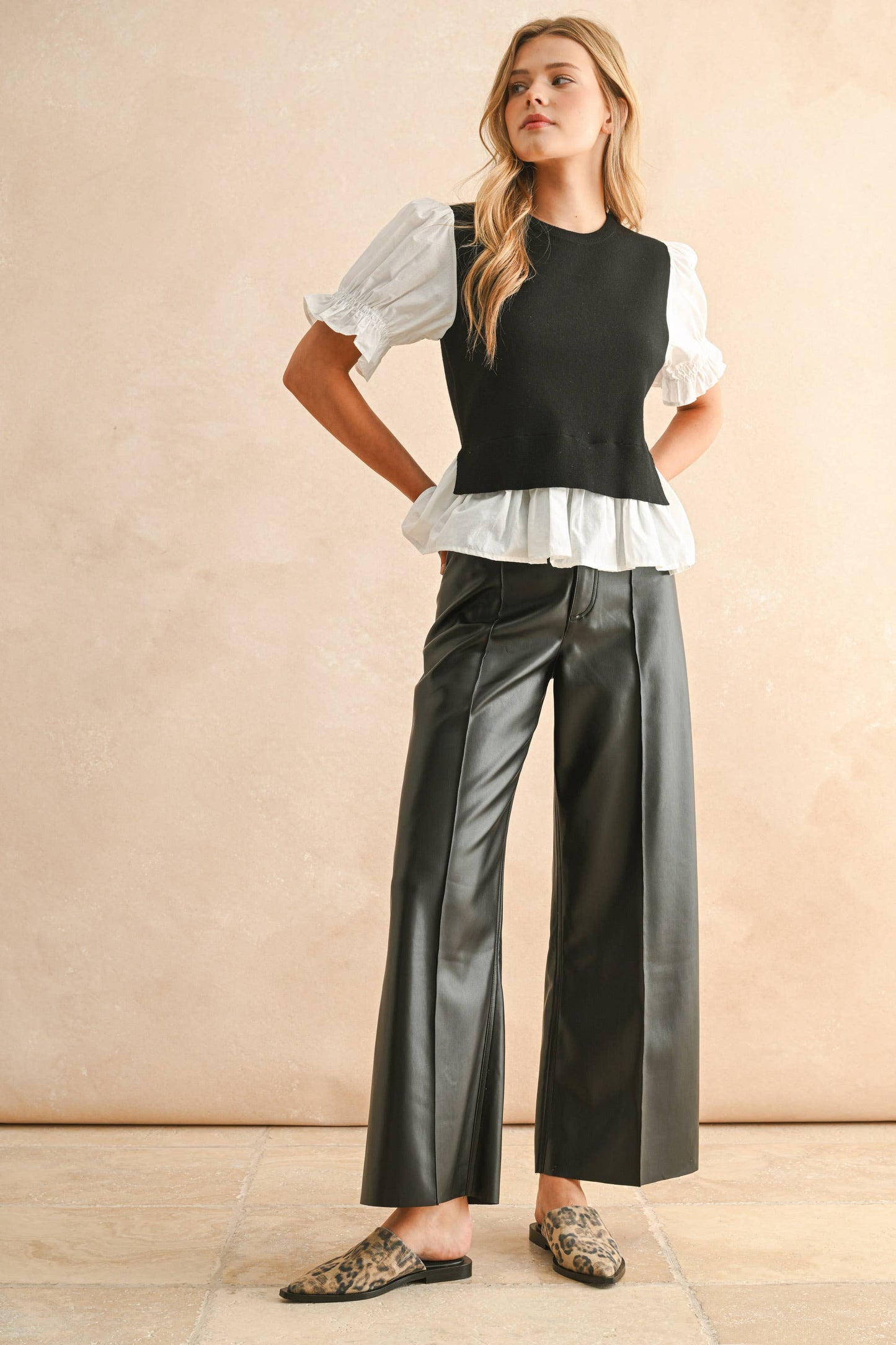 Vegane Lederhose Schwarz – Wide Leg Hose mit Pintuck-Falten