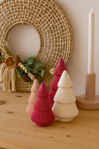 Weihnachtsbäume in verschiedenen Größen und Farben