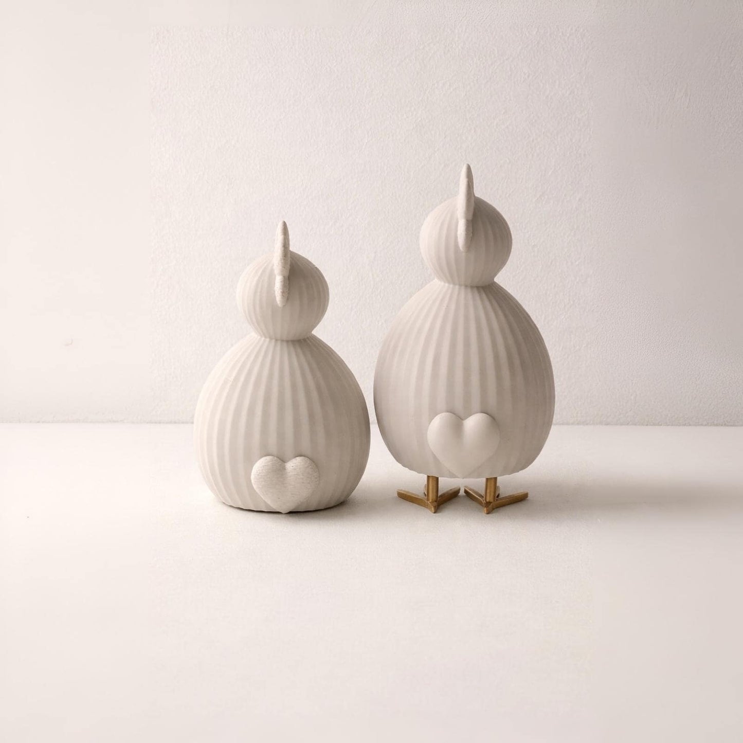 Deko-Huhn Molli sitzend oder stehend mit Herz-Popo