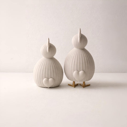 Deko-Huhn Molli sitzend oder stehend mit Herz-Popo