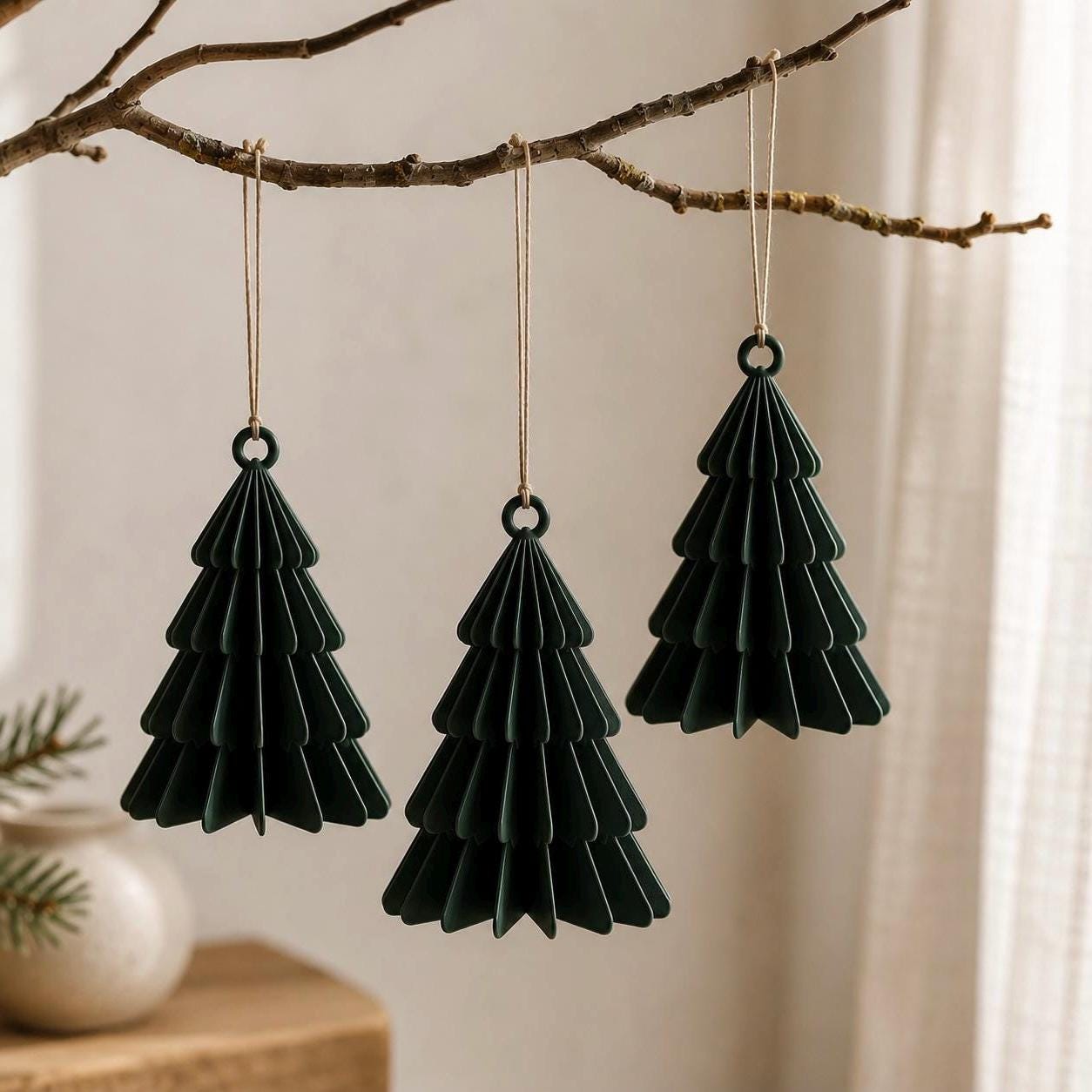 Hängende Weihnachtsbäume in verschiedenen Größen & Farben
