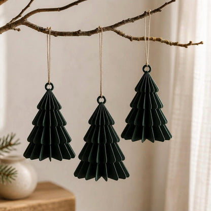 Hängende Weihnachtsbäume in verschiedenen Größen & Farben