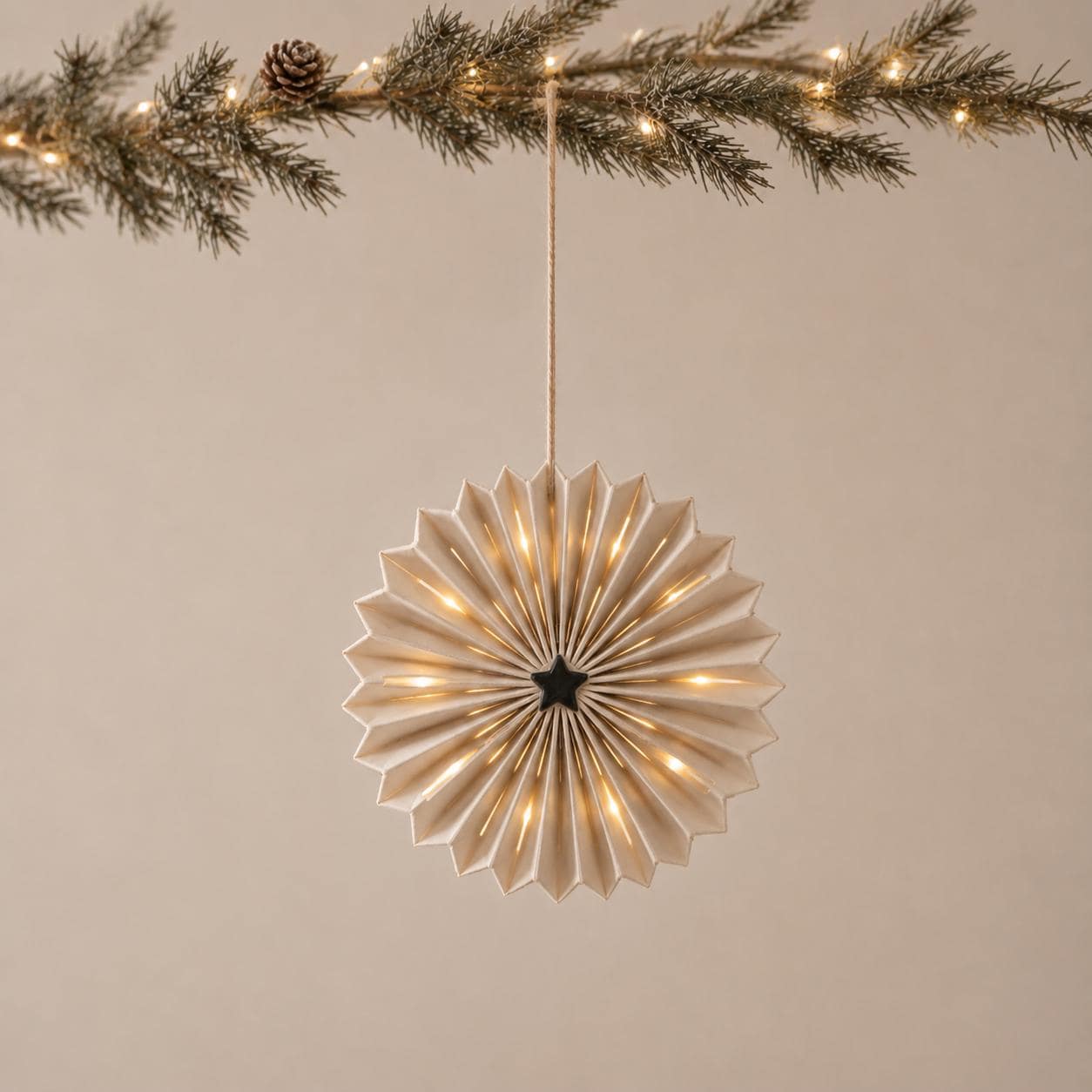 Weihnachtsstern zum Aufhängen in verschiedenen Farben und Größen