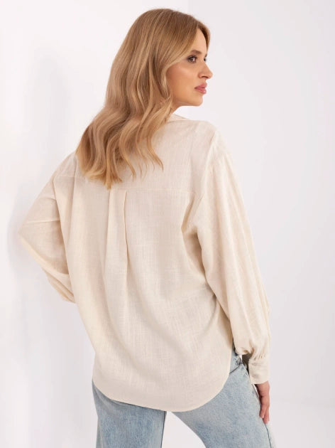 Lässiges Damen-Hemd in Creme mit lockerem Schnitt und Brusttasche.