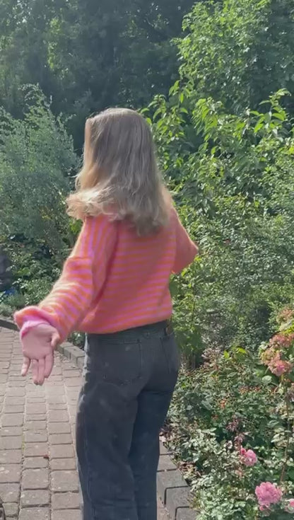 Gestreifte Strickjacke mit Knopfleiste