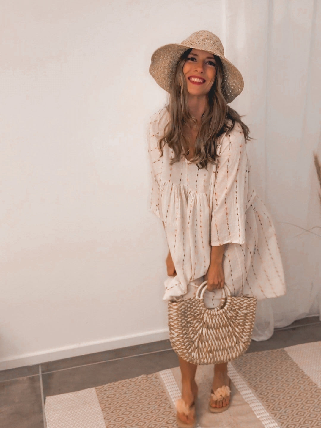 Kurzes Sommerkleid aus Baumwoll-Leinen mit zarten bunten Stickereien
