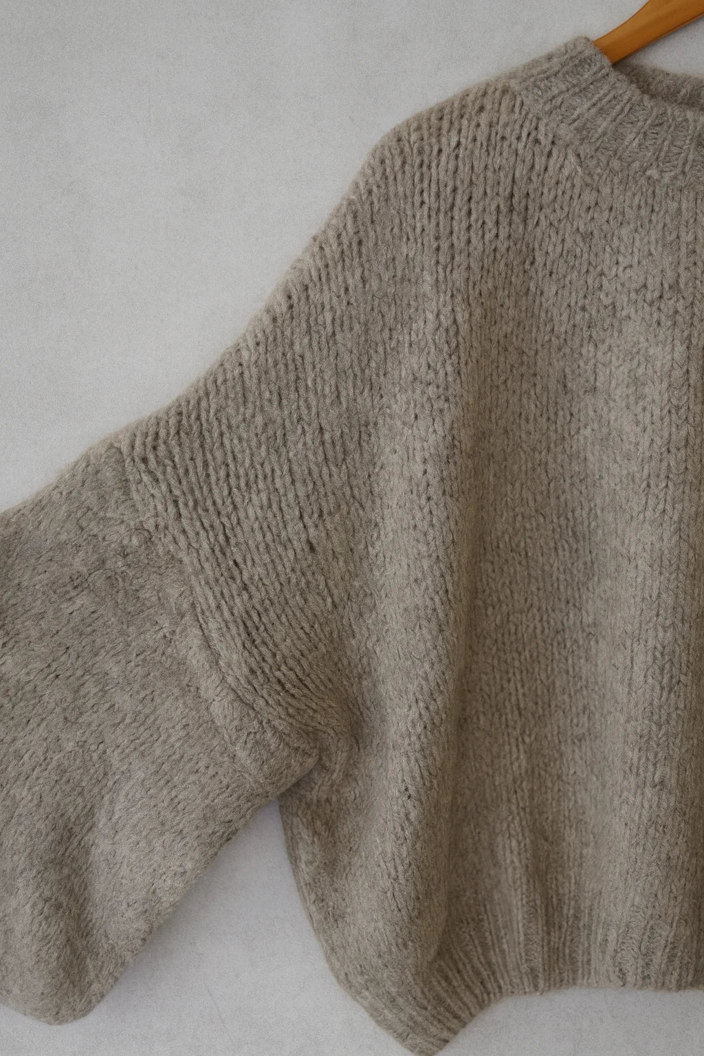 Trendiger, kuscheliger Pullover mit Puffärmeln aus Mohairmix – Beige