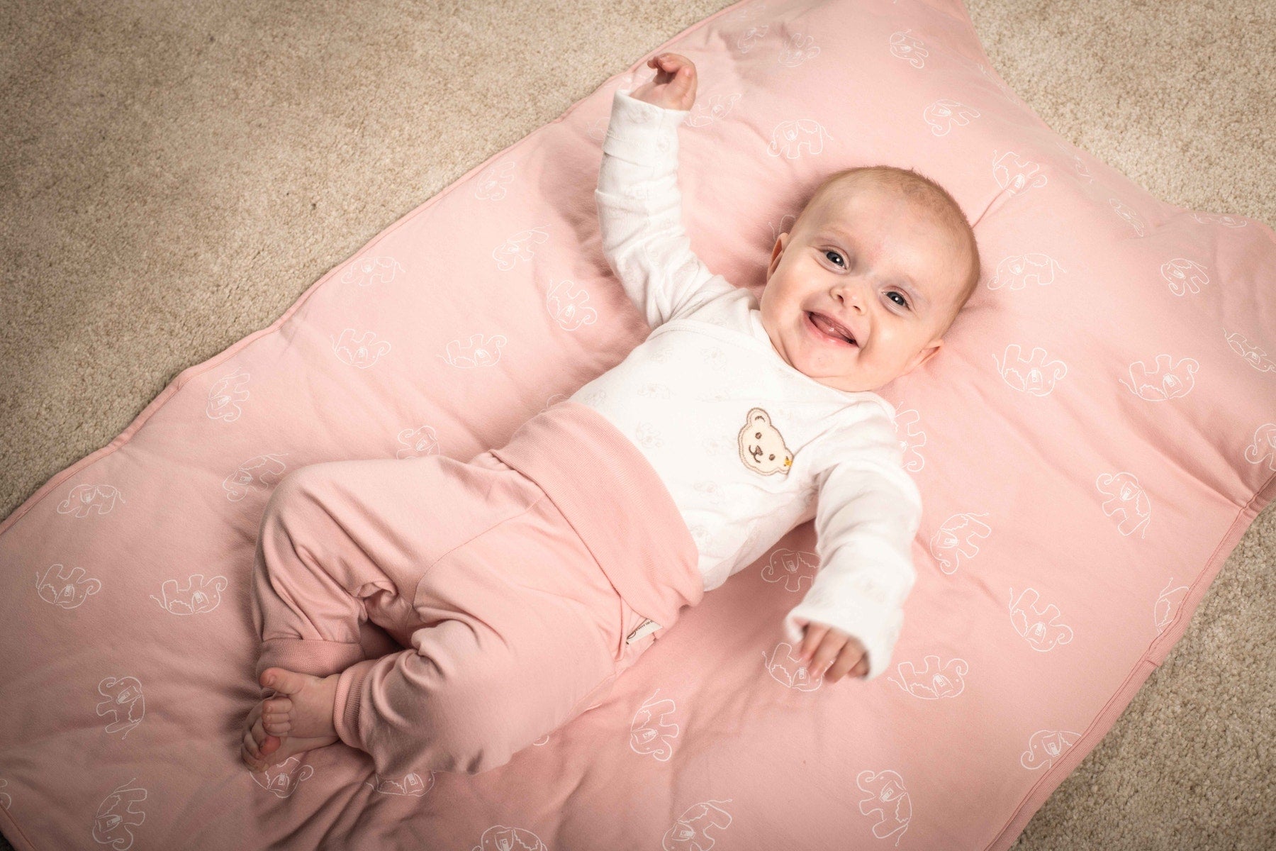 Babybody mit Wickelfunktion, perfekt für einfache Handhabung und Komfort.